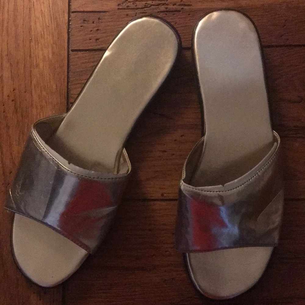 Very cute gold slide sandals. 3/4 inch heel.